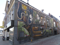 851458 Gezicht op de sombere, afbladderende muurschildering op de zijgevel van het pand Wittevrouwenstraat 13 te ...